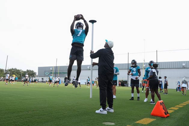 JACKSONVILLE, FL - JULY 31: Jacksonville Jaguars wide receiver Brian Thomas Jr. (7) work on a drill during training camp on July 31, 2026 at the Miller Electric Center in Jacksonville, Fl. (Photo by David Rosenblum Icon Sportswire) NFL, American Football Herren, USA JUL 31 Jaguars Training Camp EDITORIAL USE ONLY Icon260731227504