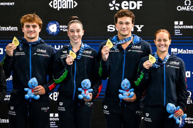 Chiara Pellacani, Matteo Santoro, Sarah Jodoin Di Maria, Raffaele Pelligra of Italy show the gold medal after competing in the diving Team Event Mixed Final during the European Aquatics Championships at the Olympic Aquatic Center in Paris (France), July 31, 2026. Andrea Staccioli