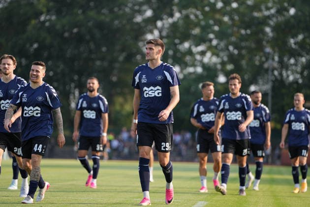 Fußball I Herren I Saison 2026-2027 I Regionalliga Nord I 1. Spieltag I SV Werder Bremen U23 - VfB Oldenburg I 31.07.2026 Marc Schröder (20, VfB Oldenburg), Nico Knystock (44, VfB Oldenburg), Mats Facklam (29, VfB Oldenburg) und Nick Otto (21, VfB Oldenburg) mit Guter Laune vorm Anpfiff Bremen Stadiongelände Platz 11 Bremen Deutschland *** Soccer I Men s I 2026–2027 Season I Regionalliga Nord I Matchday 1 I SV Werder Bremen U23 vs. VfB Oldenburg I July 31, 2026 Marc Schröder 20, VfB Oldenburg, Nico Knystock 44, VfB Oldenburg, Mats Facklam 29, VfB Oldenburg, and Nick Otto 21, VfB Oldenburg, in high spirits before kickoff at Bremen Stadium, Field 11, Bremen, Germany Copyright: xLobeca JonasxBoningx