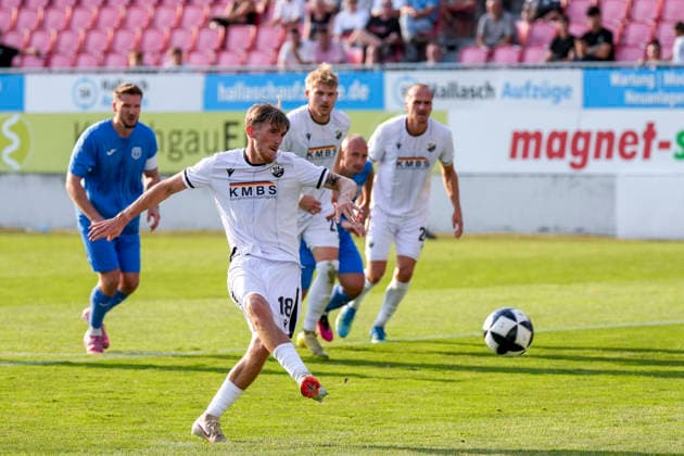 Tim Korzuschek (SVS, 18), Spieler vom SV Sandhausen (SVS), erzielt per Elfmeter das Tor zum 1:0, Treffer, Torerfolg, Highlight, Action, Aktion, Spielszene, 31.07.2026, Sandhausen (Deutschland), Fussball, bfv-Verbandspokal, 3. Runde, SV Sandhausen - TSG 1862 09 Weinheim *** Tim Korzuschek (SVS), 18, a player for SV Sandhausen (SVS), scores the 1-0 goal on a penalty kick; goal, highlight, action, play, match scene, July 31, 2026, Sandhausen, Germany, soccer, bfv Association Cup, 3rd round, SV Sandhausen vs. TSG 1862 09 Weinheim xozx