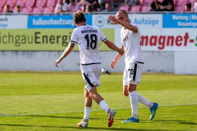 v.li.: Torschütze Tim Korzuschek (SVS, 18), Phil Halbauer (SVS, 20), Spieler vom SV Sandhausen (SVS), jubeln über das Tor zum 1:0, Jubel, Torjubel, Torerfolg, celebrate the goal, goal, celebration, jubelt ueber das Tor, Freuen, Freude, freut sich, optimistisch, positiv, Spielszene, Highlight, Action, Aktion, 31.07.2026, Sandhausen (Deutschland), Fussball, bfv-Verbandspokal, 3. Runde, SV Sandhausen - TSG 1862 09 Weinheim *** From left: Goal scorer Tim Korzuschek (SVS), 18, Phil Halbauer (SVS), 20, and a player from SV Sandhausen (SVS) celebrate the 1-0 goal, Celebration, goal celebration, goal scored, celebrating the goal, goal, celebration, celebrating the goal, joy, happiness, happy, optimistic, positive, game scene, highlight, action, July 31, 2026, Sandhausen, Germany, soccer, bfv Association Cup, 3rd round, SV Sandhausen vs. TSG 1862 09 Weinheim xozx