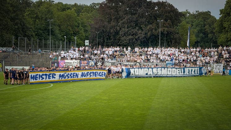 Fußball, Herren, Saison 2026 2027, Regionalliga Nordost, 2. Spieltag, SV Babelsberg 03 vs. FC Carl-Zeiss Jena, Freitag 31.07.2026, Karl-Liebknecht-Stadion, Im Bild: Die Fans des SV Babelsberg 03 und des FC Carl-Zeiss Jena setzen vor dem Spiel auf dem Platz des Karl-Liebknecht-Stadions ein klares Zeichen für die Aufstiegsreform. Meister müssen Aufsteigen Kompassmodell jetzt! Brandenburg Deutschland *** Soccer, Men s, 2026–2027 Season, Northeast Regional League, Matchday 2, SV Babelsberg 03 vs. FC Carl Zeiss Jena, Friday, July 31, 2026, Karl Liebknecht Stadium. Pictured: Fans of SV Babelsberg 03 and FC Carl Zeiss Jena send a clear message on the field at Karl Liebknecht Stadium before the game in support of promotion reform: Champions must be promoted—Compass Model now! Brandenburg, Germany