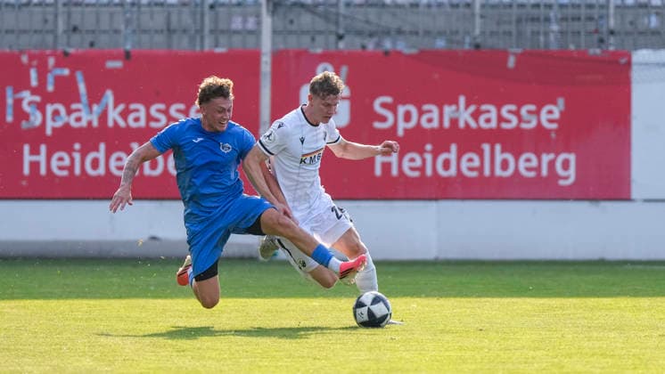 v.li.: Robert Langer (TSG, 26), Ken Gipson (SVS, 24), Zweikampf, Spielszene, Duell, duel, tackle, tackling, Dynamik, Action, Aktion, 31.07.2026, Sandhausen (Deutschland), Fussball, bfv-Verbandspokal, 3. Runde, SV Sandhausen - TSG 1862 09 Weinheim *** From left: Robert Langer (TSG), 26, Ken Gipson (SVS), 24, tackle, game scene, duel, tackle, tackling, dynamic, action, July 31, 2026, Sandhausen, Germany, soccer, bfv Association Cup, 3rd round, SV Sandhausen vs. TSG 1862 09 Weinheim xozx