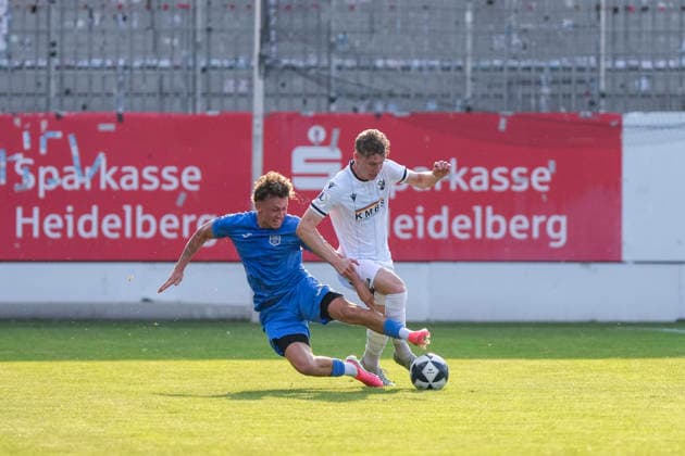 v.li.: Robert Langer (TSG, 26), Ken Gipson (SVS, 24), Zweikampf, Spielszene, Duell, duel, tackle, tackling, Dynamik, Action, Aktion, 31.07.2026, Sandhausen (Deutschland), Fussball, bfv-Verbandspokal, 3. Runde, SV Sandhausen - TSG 1862 09 Weinheim *** From left: Robert Langer (TSG), 26, Ken Gipson (SVS), 24, tackle, game scene, duel, tackle, tackling, dynamic, action, July 31, 2026, Sandhausen, Germany, soccer, bfv Association Cup, 3rd round, SV Sandhausen vs. TSG 1862 09 Weinheim xozx