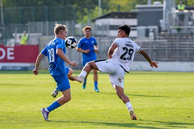 v.li.: Maiko Rene Hertel (TSG, 18), Tasos Leonidis (SVS, 29), Zweikampf, Spielszene, Duell, duel, tackle, tackling, Dynamik, Action, Aktion, 31.07.2026, Sandhausen (Deutschland), Fussball, bfv-Verbandspokal, 3. Runde, SV Sandhausen - TSG 1862 09 Weinheim *** From left: Maiko Rene Hertel (TSG), 18, Tasos Leonidis (SVS), 29, tackle, game scene, duel, tackle, tackling, dynamism, action, 07 31 2026, Sandhausen, Germany, soccer, bfv Association Cup, 3rd round, SV Sandhausen vs. TSG 1862 09 Weinheim xozx