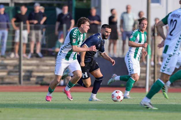 v.li.: Patrick Götzelmann (SV Werder Bremen II, 17) und Leon Demaj (VfB Oldenburg, 10) im Zweikampf, Duell, Dynamik, Aktion, Action, Spielszene, 31.07.2026, Bremen (Deutschland), Fussball, Regionalliga Nord, SV Werder Bremen II - VfB Oldenburg *** From left: Patrick Götzelmann (SV Werder Bremen II), 17, and Leon Demaj (VfB Oldenburg), 10, in a one-on-one battle; duel; dynamic; action; game scene; July 31, 2026, Bremen, Germany, soccer, Regionalliga Nord, SV Werder Bremen II vs. VfB Oldenburg xobx