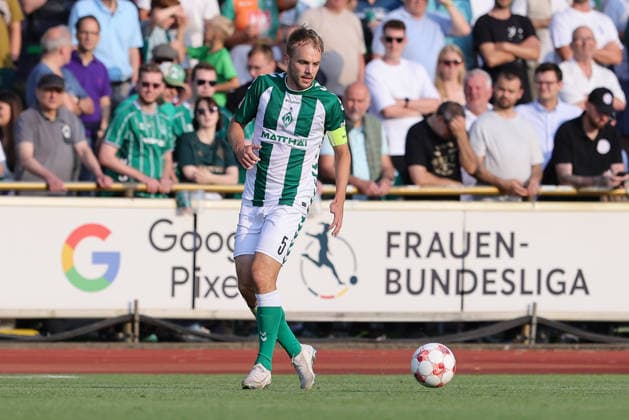 Cimo Röcker (SV Werder Bremen II, 5) am Ball, Freisteller, Einzelbild, Ganzkörper, Aktion, Action, Spielszene, 31.07.2026, Bremen (Deutschland), Fussball, Regionalliga Nord, SV Werder Bremen II - VfB Oldenburg *** Cimo Röcker, SV Werder Bremen II, No. 5 with the ball, isolated shot, single frame, full-body, action, game scene, July 31, 2026, Bremen, Germany, soccer, Regionalliga Nord, SV Werder Bremen II vs. VfB Oldenburg xobx