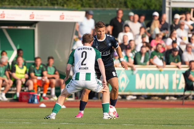 Fußball I Herren I Saison 2026-2027 I Regionalliga Nord I 1. Spieltag I SV Werder Bremen U23 - VfB Oldenburg I 31.07.2026 Johann Wegner (2, SV Werder Bremen II) verteidigt Rafael Brand (8, VfB Oldenburg) Bremen Stadiongelände Platz 11 Bremen Deutschland *** Soccer I Men s I 2026–2027 Season I Regionalliga Nord I Matchday 1 I SV Werder Bremen U23 vs. VfB Oldenburg I July 31, 2026 Johann Wegner 2, SV Werder Bremen II (defended by Rafael Brand 8), VfB Oldenburg, Bremen Stadium Complex, Field 11, Bremen, Germany Copyright: xLobeca JonasxBoningx