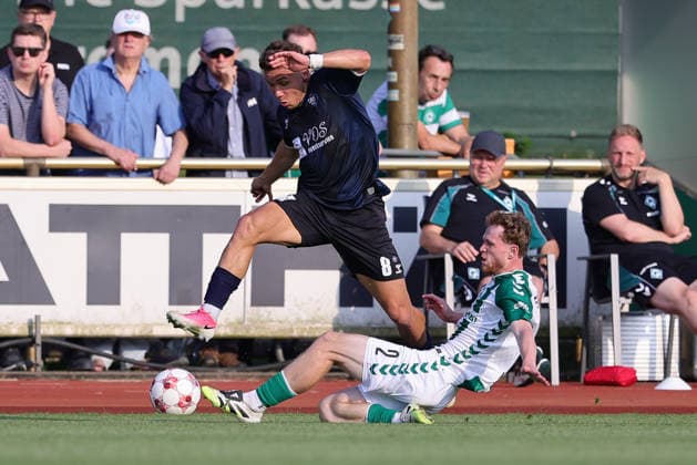 v.li.: Rafael Brand (VfB Oldenburg, 8) und Johann Wegner (SV Werder Bremen II, 2) im Zweikampf, Duell, Dynamik, Aktion, Action, Spielszene, 31.07.2026, Bremen (Deutschland), Fussball, Regionalliga Nord, SV Werder Bremen II - VfB Oldenburg *** From left: Rafael Brand (VfB Oldenburg), 8, and Johann Wegner (SV Werder Bremen II), 2, in a tackle; duel; dynamic; action; game scene; July 31, 2026, Bremen, Germany, soccer, Regionalliga Nord, SV Werder Bremen II vs. VfB Oldenburg xobx