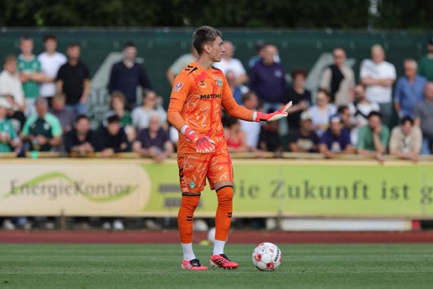 Stefan Smarkalev (Torhüter, Torwart, SV Werder Bremen II, 1) stikuliert, mit den Armen gestikulieren, am Ball, Freisteller, Einzelbild, Ganzkörper, Aktion, Action, Spielszene, 31.07.2026, Bremen (Deutschland), Fussball, Regionalliga Nord, SV Werder Bremen II - VfB Oldenburg *** Stefan Smarkalev, goalkeeper, SV Werder Bremen II, gesturing with his arms, on the ball, free kick, single frame, full body, action, game scene, July 31, 2026, Bremen, Germany, soccer, Regionalliga Nord, SV Werder Bremen II vs. VfB Oldenburg xobx