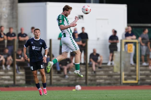 Johann Wegner (SV Werder Bremen II, 2) beim Kopfball, Aktion, Action, Spielszene, 31.07.2026, Bremen (Deutschland), Fussball, Regionalliga Nord, SV Werder Bremen II - VfB Oldenburg *** Johann Wegner, SV Werder Bremen II, 2, heading the ball, action, game highlight, July 31, 2026, Bremen, Germany, soccer, Regionalliga Nord, SV Werder Bremen II vs. VfB Oldenburg xobx