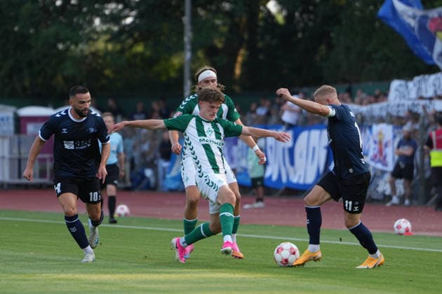 Fußball I Herren I Saison 2026-2027 I Regionalliga Nord I 1. Spieltag I SV Werder Bremen U23 - VfB Oldenburg I 31.07.2026 Leon Demaj (10, VfB Oldenburg) gegen Jannes Ossadnik (27, SV Werder Bremen II) und Kai Pröger (11, VfB Oldenburg) Bremen Stadiongelände Platz 11 Bremen Deutschland *** Soccer I Men I 2026–2027 Season I Regionalliga Nord I Matchday 1 I SV Werder Bremen U23 vs. VfB Oldenburg I July 31, 2026 Leon Demaj 10, VfB Oldenburg vs. Jannes Ossadnik 27, SV Werder Bremen II, and Kai Pröger 11, VfB Oldenburg, Bremen Stadium Grounds, Field 11, Bremen, Germany Copyright: xLobeca JonasxBoningx