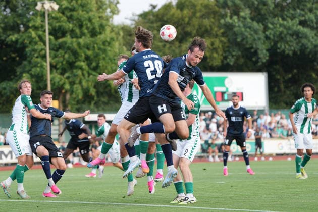 Fußball I Herren I Saison 2026-2027 I Regionalliga Nord I 1. Spieltag I SV Werder Bremen U23 - VfB Oldenburg I 31.07.2026 Chaos im 16er Noah Weissbach (25, SV Werder Bremen II) Marc Schröder (20, VfB Oldenburg), Nick Otto (21, VfB Oldenburg) und Johann Wegner (2, SV Werder Bremen II) Bremen Stadiongelände Platz 11 Bremen Deutschland *** Soccer I Men’s I 2026–2027 Season I Regionalliga Nord I Matchday 1 I SV Werder Bremen U23 vs. VfB Oldenburg I July 31, 2026 Chaos in the box Noah Weissbach 25, SV Werder Bremen II: Marc Schröder (20), VfB Oldenburg: Nick Otto (21), and Johann Wegner (2), SV Werder Bremen II; Bremen Stadium Complex, Field 11, Bremen, Germany Copyright: xLobeca JonasxBoningx