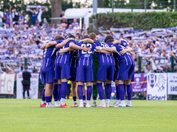 Fussball, Herren, Saison 2026 2027, Regionalliga Nordost (2. Spieltag), SV Tasmania Berlin - FC Erzgebirge Aue, Aue im Kreis, hinten Fans, 31.07. 2026, *** Soccer, Men s, 2026–2027 Season, Northeast Regional League, Matchday 2, SV Tasmania Berlin vs. FC Erzgebirge Aue, Aue, fans in the background, July 31, 2026, Copyright: xSebastianxRäppold MatthiasxKochx