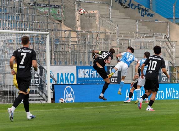CFC vs BFC Preussen 31.07.2026 Chemnitz, eins Stadion- An der Gellertstrasse, Fussball, Regionalliga Nordost 2026 2027, 2. Spieltag , CFC, CFC vs BFC Preussen Gefahr vor dem Berliner Tor, Lenny Stein verteidigt vor Jonas Marx. Chemnitz Sachsen BRD *** CFC vs. BFC Preussen, July 31, 2026, Chemnitz, eins Stadium on Gellertstrasse, Sports, Soccer, Northeast Regional League 2026–2027, Matchday 2, CFC, CFC vs. BFC Preussen: Danger in front of the Berlin goal; Lenny Stein defends against Jonas Marx; Chemnitz, Saxony, Germany