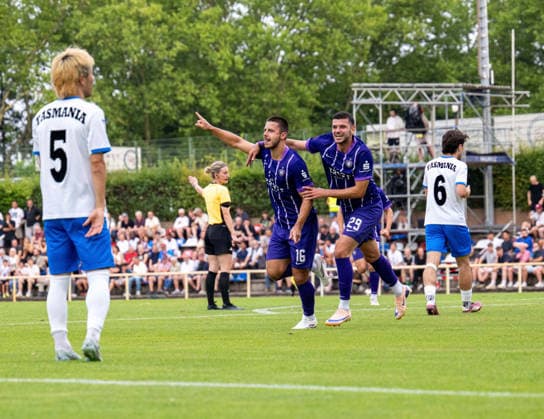 Fussball, Herren, Saison 2026 2027, Regionalliga Nordost (2. Spieltag), SV Tasmania Berlin - FC Erzgebirge Aue, v.l. Rintaro Yajima (Tasmania), Patrick Kapp (Aue), Stylianos Kokovas (Aue), Jubel nach Tor zum 0:1, 31.07. 2026, *** Soccer, Men s, 2026–2027 Season, Northeast Regional League, Matchday 2, SV Tasmania Berlin vs. FC Erzgebirge Aue, from left: Rintaro Yajima (Tasmania), Patrick Kapp (Aue), Stylianos Kokovas (Aue), celebration after the 0–1 goal, July 31, 2026, Copyright: xSebastianxRäppold MatthiasxKochx