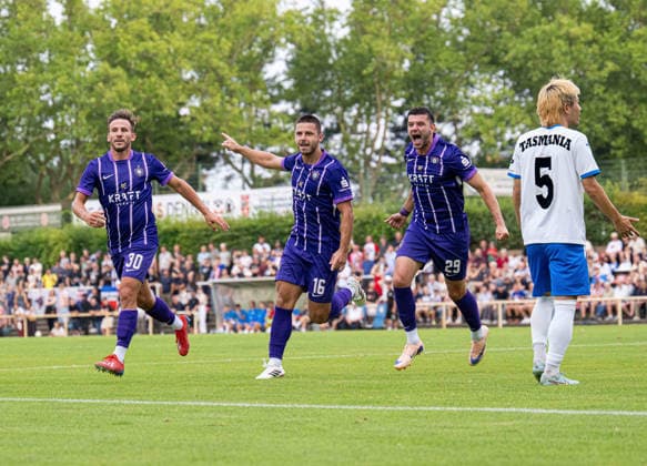 Fussball, Herren, Saison 2026 2027, Regionalliga Nordost (2. Spieltag), SV Tasmania Berlin - FC Erzgebirge Aue, v.l. Simon Skarlatidis (Aue), Patrick Kapp (Aue), Stylianos Kokovas (Aue), Rintaro Yajima (Tasmania), Jubel nach Tor zum 0:1, 31.07. 2026, *** Soccer, Men s, 2026–2027 Season, Regionalliga Northeast, Matchday 2, SV Tasmania Berlin vs. FC Erzgebirge Aue; from left: Simon Skarlatidis (Aue), Patrick Kapp (Aue), Stylianos Kokovas (Aue), Rintaro Yajima (Tasmania), Celebration after the 0–1 goal, July 31, 2026, Copyright: xSebastianxRäppold MatthiasxKochx