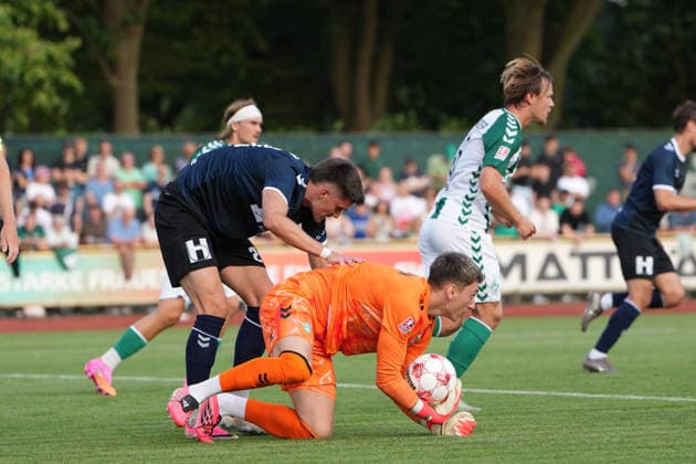 Fußball I Herren I Saison 2026-2027 I Regionalliga Nord I 1. Spieltag I SV Werder Bremen U23 - VfB Oldenburg I 31.07.2026 Nick Otto (21, VfB Oldenburg) und Tim Taddäus Hüneke (1, SV Werder Bremen II) Bremen Stadiongelände Platz 11 Bremen Deutschland *** Soccer I Men s I 2026–2027 Season I Regionalliga Nord I Matchday 1 I SV Werder Bremen U23 vs. VfB Oldenburg I July 31, 2026 Nick Otto 21, VfB Oldenburg and Tim Taddäus Hüneke 1, SV Werder Bremen II, Bremen Stadium Complex, Field 11, Bremen, Germany Copyright: xLobeca JonasxBoningx