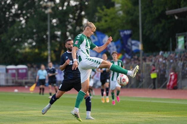 Fußball I Herren I Saison 2026-2027 I Regionalliga Nord I 1. Spieltag I SV Werder Bremen U23 - VfB Oldenburg I 31.07.2026 Leon Demaj (10, VfB Oldenburg) und Paul Bellmann (22, SV Werder Bremen II) Bremen Stadiongelände Platz 11 Bremen Deutschland *** Soccer I Men s I 2026–2027 Season I Regionalliga Nord I Matchday 1 I SV Werder Bremen U23 vs. VfB Oldenburg I July 31, 2026 Leon Demaj 10, VfB Oldenburg and Paul Bellmann 22, SV Werder Bremen II, Bremen Stadium Complex, Field 11, Bremen, Germany Copyright: xLobeca JonasxBoningx
