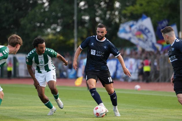 Fußball I Herren I Saison 2026-2027 I Regionalliga Nord I 1. Spieltag I SV Werder Bremen U23 - VfB Oldenburg I 31.07.2026 Mario Mbassi (15, SV Werder Bremen II) gegen Leon Demaj (10, VfB Oldenburg) Bremen Stadiongelände Platz 11 Bremen Deutschland *** Soccer I Men s I 2026–2027 Season I Regionalliga Nord I Matchday 1 I SV Werder Bremen U23 vs. VfB Oldenburg I July 31, 2026 Mario Mbassi 15, SV Werder Bremen II vs. Leon Demaj 10, VfB Oldenburg, Bremen Stadium Grounds, Field 11, Bremen, Germany Copyright: xLobeca JonasxBoningx