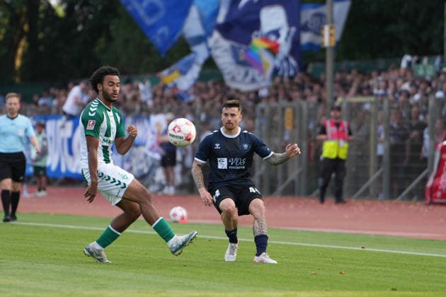 Fußball I Herren I Saison 2026-2027 I Regionalliga Nord I 1. Spieltag I SV Werder Bremen U23 - VfB Oldenburg I 31.07.2026 Mario Mbassi (15, SV Werder Bremen II) und Nico Knystock (44, VfB Oldenburg) Bremen Stadiongelände Platz 11 Bremen Deutschland *** Soccer I Men s I 2026–2027 Season I Regionalliga Nord I Matchday 1 I SV Werder Bremen U23 vs. VfB Oldenburg I July 31, 2026 Mario Mbassi 15, SV Werder Bremen II, and Nico Knystock 44, VfB Oldenburg, Bremen Stadium Complex, Field 11, Bremen, Germany Copyright: xLobeca JonasxBoningx