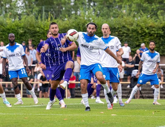 Fussball, Herren, Saison 2026 2027, Regionalliga Nordost (2. Spieltag), SV Tasmania Berlin - FC Erzgebirge Aue, v.l. Patrick Kapp (Aue), Abdulkadir Beyazit (Tasmania), 31.07. 2026, *** Soccer, Men s, 2026–2027 Season, Regionalliga Nordost, Matchday 2, SV Tasmania Berlin vs. FC Erzgebirge Aue, from left: Patrick Kapp (Aue), Abdulkadir Beyazit (Tasmania), July 31, 2026, Copyright: xSebastianxRäppold MatthiasxKochx