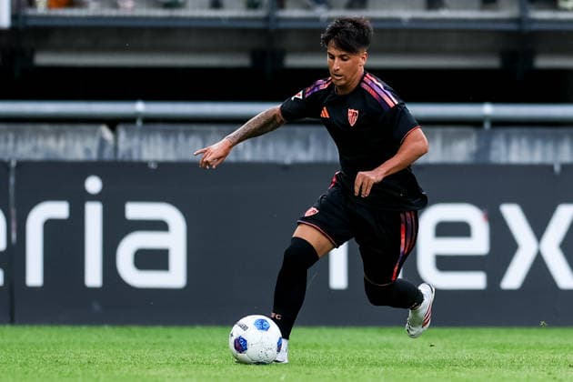 NIJMEGEN, NETHERLANDS - JULY 31: Jesuly of Sevilla FC dribbles with the ball during the pre-season friendly match between NEC Nijmegen and Sevilla FC at the Goffertstadion on July 31, 2026 in Nijmegen, Netherlands.  Copyright: xRenexNijhuis MBxMediax