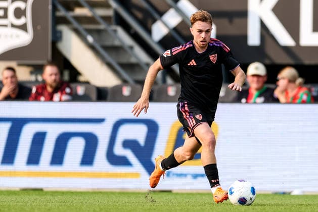 NIJMEGEN, NETHERLANDS - JULY 31: Peque of Sevilla FC dribbles with the ball during the pre-season friendly match between NEC Nijmegen and Sevilla FC at the Goffertstadion on July 31, 2026 in Nijmegen, Netherlands.  Copyright: xRenexNijhuis MBxMediax