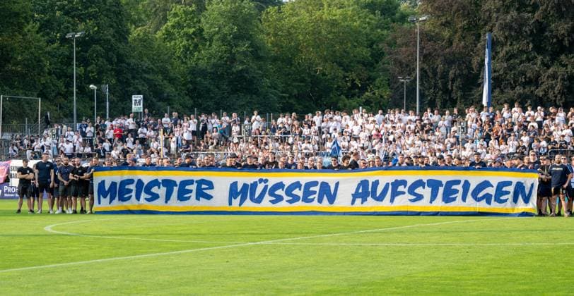 Sport Bilder des Tages Fussball, Herren, Saison 2026 2027, Regionalliga Nordost (2. Spieltag), SV Babelsberg 03 - FC Carl Zeiss Jena, Fans von Jena (im Bild) und Babelsberg demonstrierten vor dem Spiel für eine Aufstiegsreform für die Regionalligen, Meister müssen aufsteigen, Kompassmodell jetzt !, 31.07. 2026, *** Soccer, Men s, 2026–2027 Season, Regionalliga Northeast, Matchday 2, SV Babelsberg 03 vs. FC Carl Zeiss Jena; Jena fans pictured, and Babelsberg fans demonstrated before the game in support of a promotion reform for the Regionalligas—champions must be promoted, Kompass model now, July 31, 2026, Copyright: xMatthiasxKochx