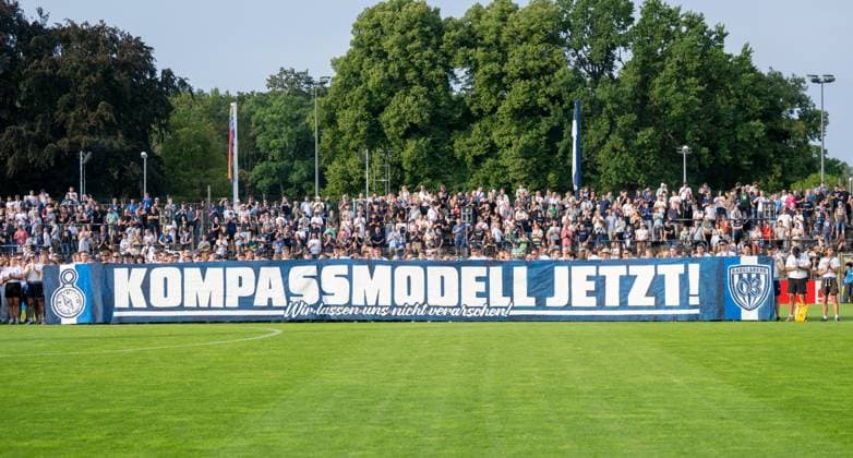 Fussball, Herren, Saison 2026 2027, Regionalliga Nordost (2. Spieltag), SV Babelsberg 03 - FC Carl Zeiss Jena, Fans von Jena und Babelsberg (im Bild) demonstrierten vor dem Spiel für eine Aufstiegsreform für die Regionalligen, Meister müssen aufsteigen, Kompassmodell jetzt !, 31.07. 2026, *** Soccer, Men s, 2026–2027 Season, Regionalliga Northeast, Matchday 2, SV Babelsberg 03 vs. FC Carl Zeiss Jena; fans from Jena and Babelsberg pictured demonstrating before the game for a promotion reform for the Regionalligas—champions must be promoted, Kompass model now—July 31, 2026, Copyright: xMatthiasxKochx