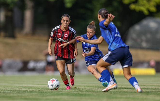 GER, Bad Nauheim, Eintracht Frankfurt vs Racing Strasbourg, Vorbereitung, Fussball, DFB, Spielzeit 2026 2027, Sportplatz Bad Nauheim, Testspiel im Bild v.l.: Ereleta Memeti (Eintracht Frankfurt Frauen 7), Kristin Kögel (Racing Strasbourg 3) DFB DFL REGULATIONS PROHIBIT ANY USE OF PHOTOGRAPHS AS IMAGE SEQUENCES AND OR QUASI-VIDEO, 31.07.2026 *** GER, Bad Nauheim, Eintracht Frankfurt vs. Racing Strasbourg, Preseason, Soccer, DFB, 2026–2027 Season, Bad Nauheim Sports Field, Friendly Match: Pictured from left, Ereleta Memeti, Eintracht Frankfurt Women’s Team 7, Kristin Kögel, Racing Strasbourg 3. DFB and DFL regulations prohibit any use of photographs as image sequences and or quasi-video. July 31, 2026 Copyright: HMBxMedia HendrikxHamelau