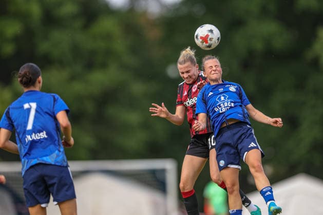 iGER, Bad Nauheim, Eintracht Frankfurt vs Racing Strasbourg, Vorbereitung, Fussball, DFB, Spielzeit 2026 2027, Sportplatz Bad Nauheim, Testspiel im Bild v.l.: Laura Freigang (Eintracht Frankfurt Frauen 10), Kristin Kögel (Racing Strasbourg 3) DFB DFL REGULATIONS PROHIBIT ANY USE OF PHOTOGRAPHS AS IMAGE SEQUENCES AND OR QUASI-VIDEO, 31.07.2026 *** iGER, Bad Nauheim, Eintracht Frankfurt vs. Racing Strasbourg, Preseason, Soccer, DFB, 2026–2027 Season, Bad Nauheim Sports Field, Friendly Match in Photos (from left): Laura Freigang, Eintracht Frankfurt Women’s Team 10, Kristin Kögel, Racing Strasbourg 3. DFB and DFL regulations prohibit any use of photographs as image sequences and or quasi-video. July 31, 2026 Copyright: HMBxMedia HendrikxHamelau