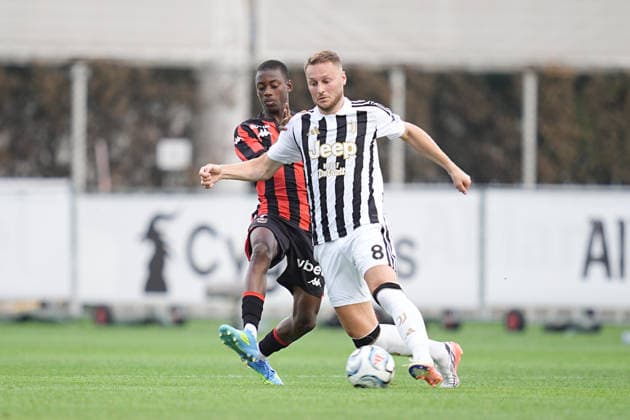 Ogc Nice s Aboulaye Camara fights for the ball with Juventus Teun Koopmeiners during the pre-seasone soccer match between Juventus and Nizza at the Juventus Training Center in Turin, north west Italy - Friday, July 31, 2026. - Soccer .  Copyright: xMarcoxAlpozzi LaPressex