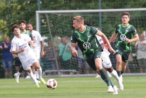 Duell zwischen Hauke Wahl (VfL Wolfsburg) und Jelani Seedorf (SC Telstar) Fussball, Herren, Saison 2026 2027, 2.Liga, VfL Wolfsburg gegen SC Telstar, Testspiel, Saisonvorbereitung, 3-1 DFL REGULATIONS PROHIBIT ANY USE OF PHOTOGRAPHS AS IMAGE SEQUENCES AND OR QUASI-VIDEO. *** Head-to-head between Hauke Wahl (VfL Wolfsburg) and Jelani Seedorf (SC Telstar) – Soccer, Men s, 2026–2027 Season, 2nd Division, VfL Wolfsburg vs. SC Telstar, Friendly Match, Preseason, 3–1. DFL regulations prohibit any use of photographs as image sequences and or quasi-video.