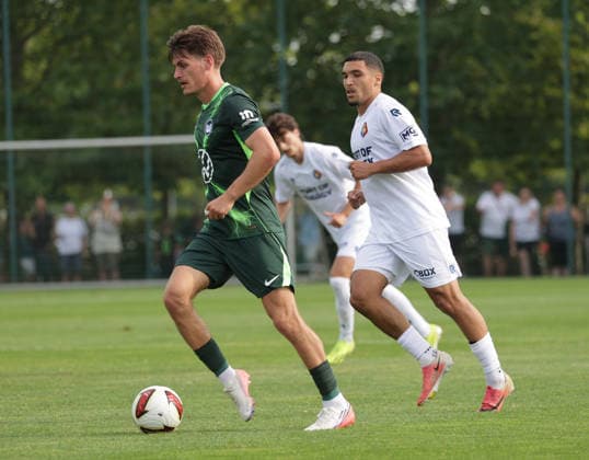 Joakim Maehle (VfL Wolfsburg) gegen Nils Rossen (SC Telstar) Fussball, Herren, Saison 2026 2027, 2.Liga, VfL Wolfsburg gegen SC Telstar, Testspiel, Saisonvorbereitung, 3-1 DFL REGULATIONS PROHIBIT ANY USE OF PHOTOGRAPHS AS IMAGE SEQUENCES AND OR QUASI-VIDEO. *** Joakim Maehle (VfL Wolfsburg) vs. Nils Rossen (SC Telstar) – Soccer, Men s, 2026–2027 Season, 2nd Division, VfL Wolfsburg vs. SC Telstar, Friendly Match, Preseason, 3–1. DFL regulations prohibit any use of photographs as image sequences and or quasi-video.