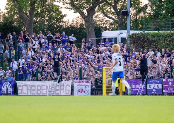 Fussball, Herren, Saison 2026 2027, Regionalliga Nordost (2. Spieltag), SV Tasmania Berlin - FC Erzgebirge Aue, Fans von Aue im Gästeblock, 31.07. 2026, *** Soccer, Men s, 2026–2027 Season, Regionalliga Nordost, Matchday 2, SV Tasmania Berlin vs. FC Erzgebirge Aue, Aue fans in the visitors section, July 31, 2026, Copyright: xSebastianxRäppold MatthiasxKochx