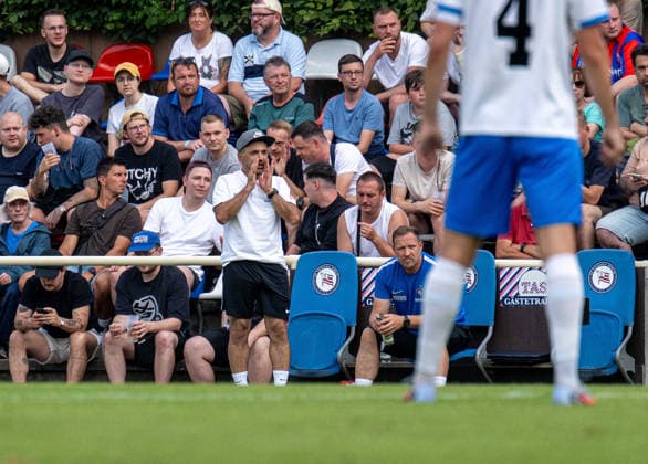 Fussball, Herren, Saison 2026 2027, Regionalliga Nordost (2. Spieltag), SV Tasmania Berlin - FC Erzgebirge Aue, v.l. Trainer Khvicha Shubitidze (Aue), 31.07. 2026, *** Soccer, Men s, 2026–2027 Season, Northeast Regional League, Matchday 2, SV Tasmania Berlin vs. FC Erzgebirge Aue, from left: Coach Khvicha Shubitidze (Aue), July 31, 2026, Copyright: xSebastianxRäppold MatthiasxKochx