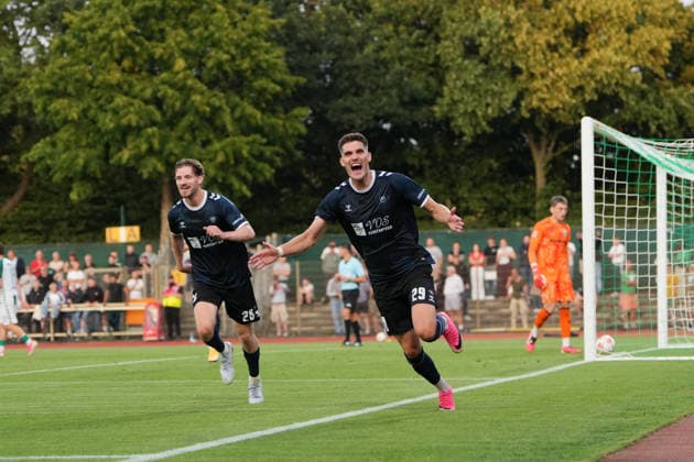 Fußball I Herren I Saison 2026-2027 I Regionalliga Nord I 1. Spieltag I SV Werder Bremen U23 - VfB Oldenburg I 31.07.2026 Torjubel nach demElfmeter Tor Marc Schröder (20, VfB Oldenburg) und Torschütze Mats Facklam (29, VfB Oldenburg) Bremen Stadiongelände Platz 11 Bremen Deutschland *** Soccer I Men s I 2026–2027 Season I Regionalliga Nord I Matchday 1 I SV Werder Bremen U23 vs. VfB Oldenburg I July 31, 2026 Celebration after Marc Schröder s penalty kick goal (20), VfB Oldenburg and goal scorer Mats Facklam (29), VfB Oldenburg, Bremen Stadium Grounds, Field 11, Bremen, Germany Copyright: xLobeca JonasxBoningx