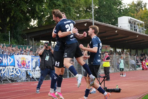 Fußball I Herren I Saison 2026-2027 I Regionalliga Nord I 1. Spieltag I SV Werder Bremen U23 - VfB Oldenburg I 31.07.2026 Torjubel nach demElfmeter Tor Marc Schröder (20, VfB Oldenburg) und Torschütze Mats Facklam (29, VfB Oldenburg) Bremen Stadiongelände Platz 11 Bremen Deutschland *** Soccer I Men s I 2026–2027 Season I Regionalliga Nord I Matchday 1 I SV Werder Bremen U23 vs. VfB Oldenburg I July 31, 2026 Celebration after Marc Schröder s penalty kick goal (20), VfB Oldenburg and goal scorer Mats Facklam (29), VfB Oldenburg, Bremen Stadium Grounds, Field 11, Bremen, Germany Copyright: xLobeca JonasxBoningx