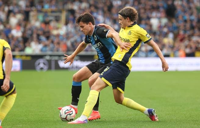 Club s Hugo Vetlesen and Union s Kamiel Van De Perre fight for the ball during a soccer match between Belgian champion Club Brugge KV and Cup winner Union Saint-Gilloise, Friday 31 July 2026 in Brussels, the Super Cup where the Champion of the Jupiler Pro League meets the winner of the Croky Cup. VIRGINIExLEFOUR  x182512314x