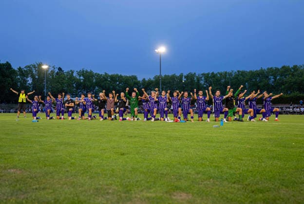 Fussball, Herren, Saison 2026 2027, Regionalliga Nordost (2. Spieltag), SV Tasmania Berlin - FC Erzgebirge Aue, Aue jubelt nach Abpfiff mit Fans, 31.07. 2026, *** Soccer, Men s, 2026–2027 Season, Regionalliga Nordost, Matchday 2, SV Tasmania Berlin vs. FC Erzgebirge Aue, Aue celebrates with fans after the final whistle, July 31, 2026, Copyright: xSebastianxRäppold MatthiasxKochx