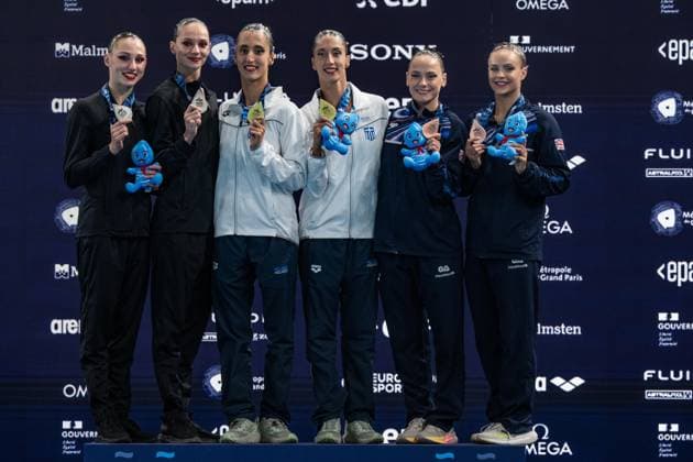 European Aquatics Championships Paris 2026 - Day One Gold medallists Anna Maria Alexandri and Eirini Marina Alexandri of Greece, silver medallists Lucrezia Ruggiero and Enrica Piccoli of Italy, and bronze medallists Kate Shortman and Isabelle Thorpe of Great Britain pose together during the medal ceremony for the duet technical artistic swimming event at the LEN European Aquatics Championships at the Olympic Aquatics Centre in Saint-Denis, northeastern suburbs of Paris, on July 31, 2026. Paris Paris Paris France Copyright: xxZsomborxCzomax