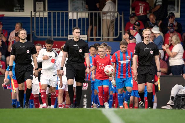 Foto : das Schiri Trio und die beiden Teams gehen zum Anstosskreis Fussball Regionalliga Nord, 1. Spieltag am Fr. 31.07.2026 SV Drochtersen - Phönix Lübeck *** Photo: The trio of referees and the two teams head toward the center circle. Regional League North soccer, Matchday 1 on Friday, July 31, 2026: SV Drochtersen vs. Phönix Lübeck