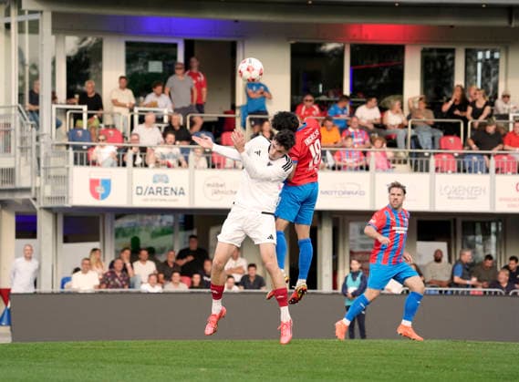 Foto : Kilian SKOLIK ( Phoenix ) gegen Kevin INGRESO (Drochtersen) Fussball Regionalliga Nord, 1. Spieltag am Fr. 31.07.2026 SV Drochtersen - Phönix Lübeck *** Photo by Kilian SKOLIK: Phoenix vs. Kevin INGRESO, Drochtersen Soccer, Regionalliga Nord, Matchday 1 on Fri, July 31, 2026, SV Drochtersen Phoenix Lübeck