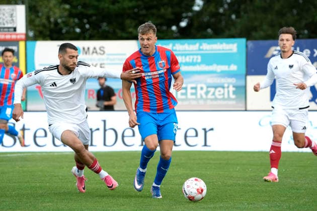 Foto : Dennis ROSIN (Drochtersen) gegen Miguel Fernandes ( Phönix in weiss ) Fussball Regionalliga Nord, 1. Spieltag am Fr. 31.07.2026 SV Drochtersen - Phönix Lübeck *** Photo by Dennis ROSIN: Drochtersen vs. Miguel Fernandes Phönix in white. Regional League North soccer, Matchday 1 on Friday, July 31, 2026. SV Drochtersen vs. Phönix Lübeck