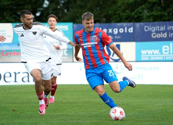 Foto : Dennis ROSIN (Drochtersen) gegen Miguel Fernandes ( Phönix in weiss ) Fussball Regionalliga Nord, 1. Spieltag am Fr. 31.07.2026 SV Drochtersen - Phönix Lübeck *** Photo by Dennis ROSIN: Drochtersen vs. Miguel Fernandes Phönix in white. Regional League North soccer, Matchday 1 on Friday, July 31, 2026. SV Drochtersen vs. Phönix Lübeck