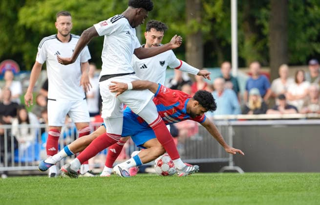 Foto : Allah Aid HAMID (Drochtersen) gegen Karim Hüneburg (Phönix in weiss ) Fussball Regionalliga Nord, 1. Spieltag am Fr. 31.07.2026 SV Drochtersen - Phönix Lübeck *** Photo: Allah Aid HAMID, Drochtersen vs. Karim Hüneburg, Phönix in white; Regional League North, Matchday 1 on Fri, July 31, 2026; SV Drochtersen vs. Phönix Lübeck