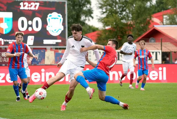 Foto : Jannes Elfers (Drochtersen) gegen Kilian SKOLIK ( Phoenix , links ) Fussball Regionalliga Nord, 1. Spieltag am Fr. 31.07.2026 SV Drochtersen - Phönix Lübeck *** Photo by Jannes Elfers: Drochtersen vs. Kilian SKOLIK Phoenix; left: Regionalliga Nord soccer, Matchday 1 on Friday, July 31, 2026, SV Drochtersen Phoenix Lübeck