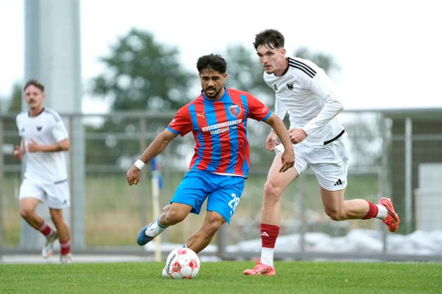 Foto : Allah Aid HAMID (Drochtersen) gegen Kilian SKOLIK ( Phoenix in weiss ) Fussball Regionalliga Nord, 1. Spieltag am Fr. 31.07.2026 SV Drochtersen - Phönix Lübeck *** Photo: Allah Aid HAMID, Drochtersen vs. Kilian SKOLIK, Phoenix in white; Regional League North, Matchday 1 on Fri, July 31, 2026; SV Drochtersen vs. Phoenix Lübeck