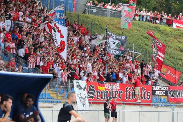Regionalliga West: Bonner SC - Rot-Weiß Oberhausen ** NUR FÜR REDAKTIONELLE ZWECKE ** EDITORIAL USE ONLY **<p>RWO-Fans Bonner SC - RWO Ort: Bonn, Sportpark Nord Datum: 31.07.2026 Deutschland NRW Bonn Copyright: MichaxKorb *** Regionalliga West Bonner SC Rot Weiß Oberhausen ** FOR EDITORIAL PURPOSES ONLY ** EDITORIAL USE ONLY ** p RWO Fans Bonner SC RWO Location Bonn, Sportpark Nord Date July 31, 2026 Germany North Rhine-Westphalia Bonn Copyright MichaxKorb Copyright: MichaxKorb doc86yk97ycdkpb671jc9z ,EDITORIAL USE ONLY